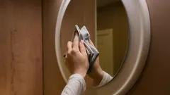 Miksi peilejä ei kannata pestä ikkunanpesuaineella: moni tekee tämän virheen