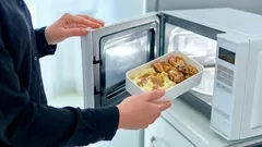 Mitä ei missään tapauksessa saa lämmittää mikroaaltouunissa?