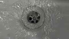 Keittiön viemärin puhdistaminen ilman kemikaaleja: 3 turvallista tapaa poistaa rasvatukokset