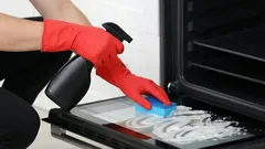 Tehokkain keino poistaa vanha rasva ja lika uunistasi.