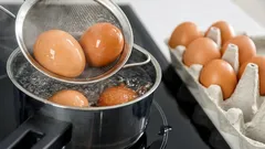 Missä vedessä munia on parempi keittää: kiehuvassa vai kylmässä? Ja onko siinä eroa?