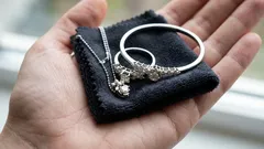 Näin puhdistat hopeakorut kotona: 5 toimivaa keinoa tummumista vastaan