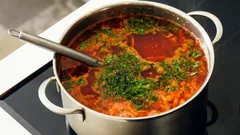 Miksi kauhaa ei kannata jättää kattilaan: syyt, miksi tästä huonosta tavasta kannattaa luopua