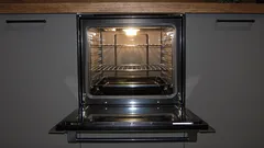 Miksi uunin luukku kannattaa jättää raolleen ruoanlaiton jälkeen