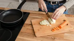 Kumpi paistaa ensin: sipuli vai porkkana, jotta saat täydellisen kasvispohjan keittoon?